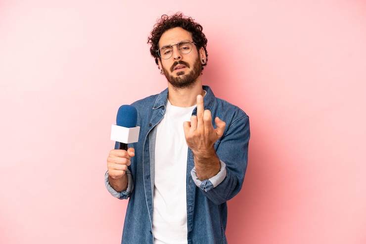 Foto sentendosi arrabbiato infastidito ribelle e aggressivo