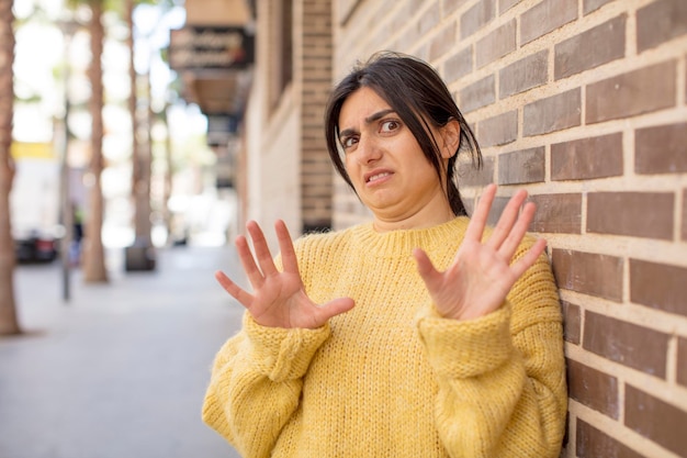 Sentendosi disgustato e irritato che tira fuori la lingua non mi piace qualcosa di brutto e schifoso