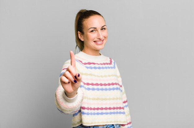 Sentendosi felice dando un grande grido con le mani vicino alla bocca