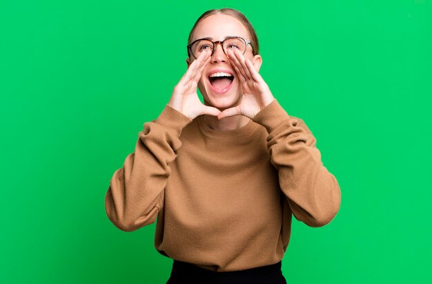 Sentendosi felice eccitato e positivo dando un grande grido con le mani vicino alla bocca che chiama