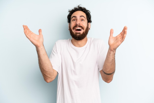 Sentendosi felice stupito fortunato e sorpreso festeggiare la vittoria con entrambe le mani alzate in aria