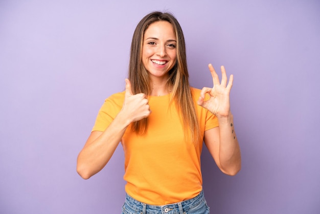 Sentendosi felice stupito soddisfatto e sorpreso mostrando gesti ok e pollice in alto sorridendo