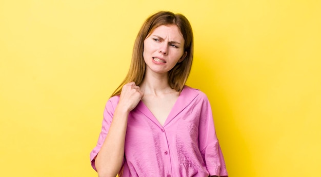 Sentendosi stressato ansioso stanco e frustrato tirando il collo della camicia sembrando frustrato dal problema