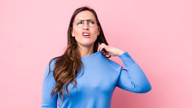 Sentendosi stressato ansioso stanco e frustrato tirando il collo della camicia sembrando frustrato dal problema