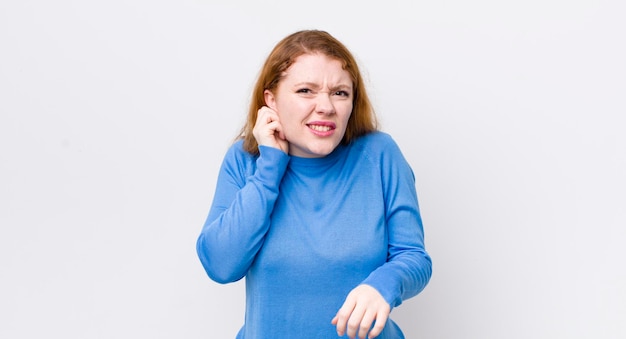 Sentendosi stressato, frustrato e stanco, strofinando il collo doloroso con uno sguardo preoccupato e turbato