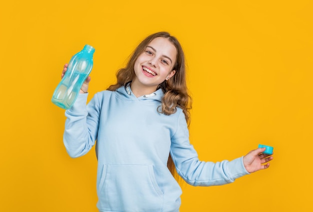 Senti la sete bottiglia di proteine e vitamine felice e sana ragazza adolescente in forma bambino bere acqua dopo l'allenamento lo sport è vita atletico bambino cura dell'equilibrio idrico nell'idratazione del corpo placare la sete