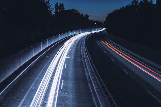 Sentieri di luce sull'autostrada di notte