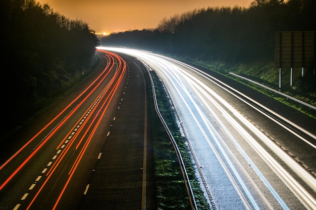 Sentieri di luce sull'autostrada di notte