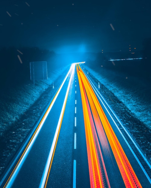 Sentieri di luce sull'autostrada di notte
