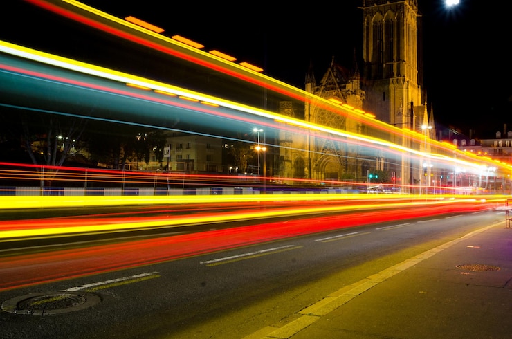 Foto sentieri di luce sulla strada di notte