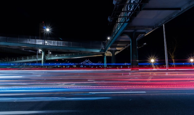 Sentieri di luce sulla strada di notte