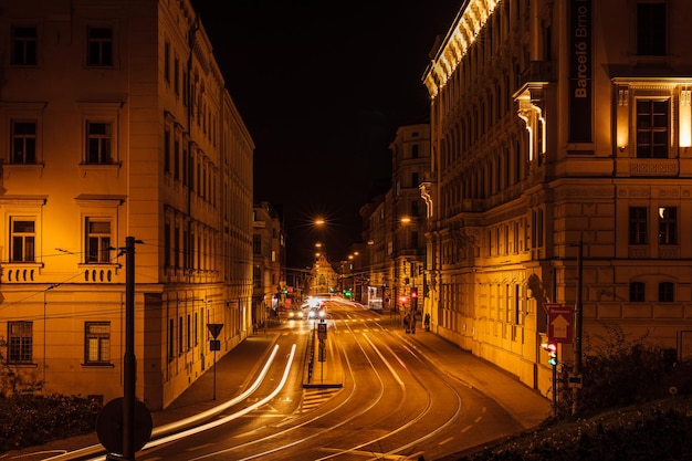 Sentieri di luce sulla strada tra gli edifici della città di notte