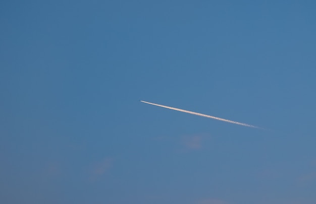 Sentiero aereo sopra il cielo blu