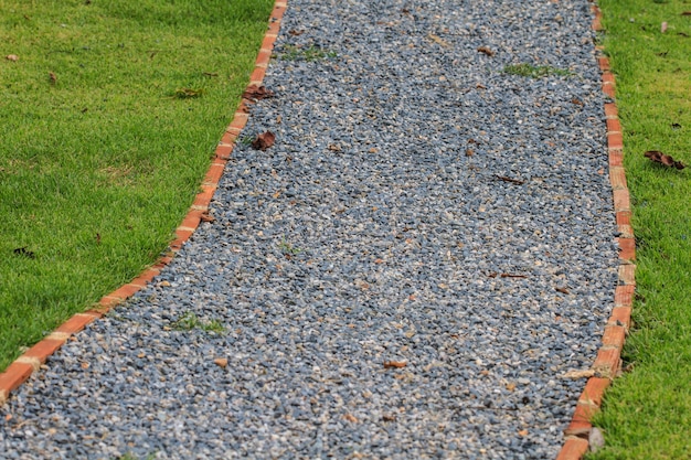 Sentiero con pietra nel giardino