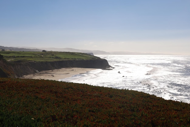 Sentiero costiero della baia di mezza luna California