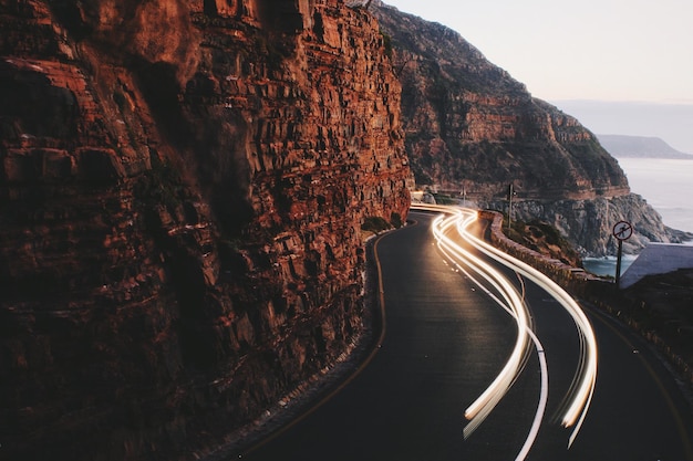 Sentiero di luce sulla strada di montagna