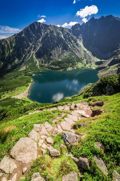 Sentiero di montagna a Czarny Staw Gasienicowy in estate Tatra