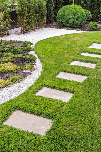 Sentiero di pietra nel giardino di lastre di pietra