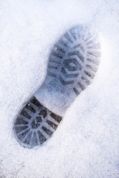 Sentiero di scarpe nella neve battistrada nella neve