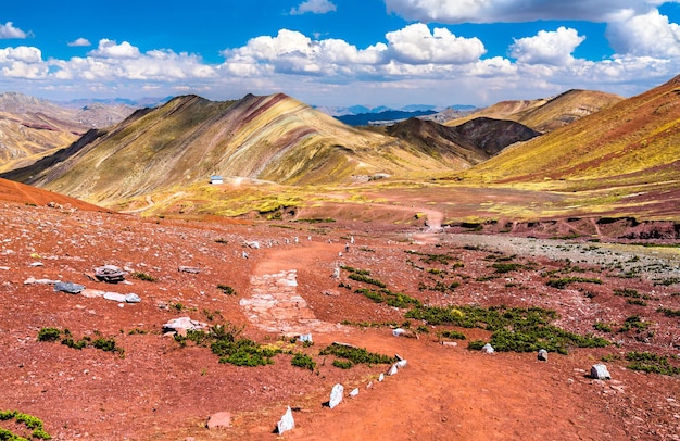 Sentiero escursionistico a Palccoyo Rainbow Mountains in Perù