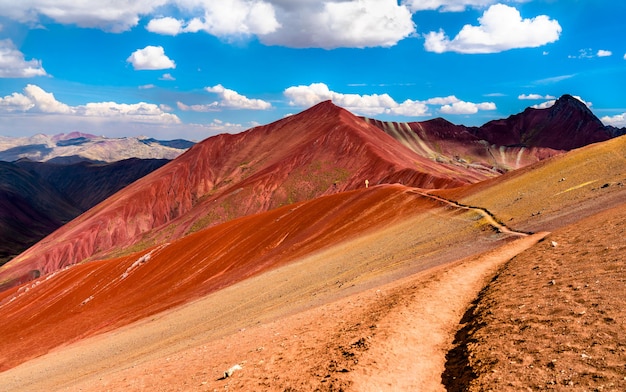 Sentiero escursionistico attraverso la Valle Rossa a Vinicunca Rainbow Mountain vicino a Cusco in Perù