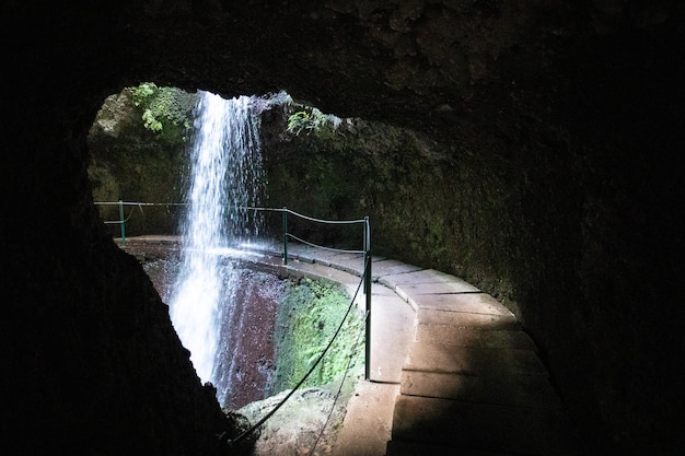 Sentiero escursionistico Levada Nova e Levada do Moinho a Madeira con natura verde, cascate e tunnel