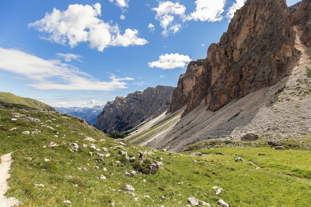 Sentiero escursionistico panoramico dell'altopiano nel parco naturale Puez Odle. Alpi italiane delle Dolomiti