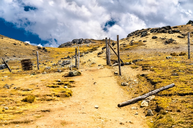 Sentiero escursionistico presso la catena montuosa di Huaytapallana a Huancayo - Junin, Perù