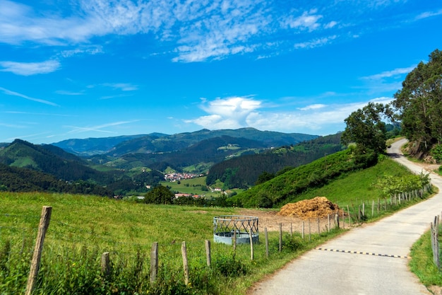 Sentiero escursionistico zona montuosa via di San Giacomo Spagna Paese Basco rotta montuosa settentrionale El Camino