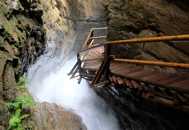 Sentiero in legno come ponte sulla cascata