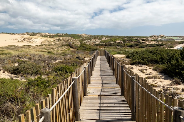 Sentiero in legno del Guincho attraverso le dune di sabbia