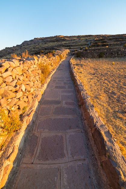 Sentiero inca sull'isola di Amantani, Lago Titicaca, Perù