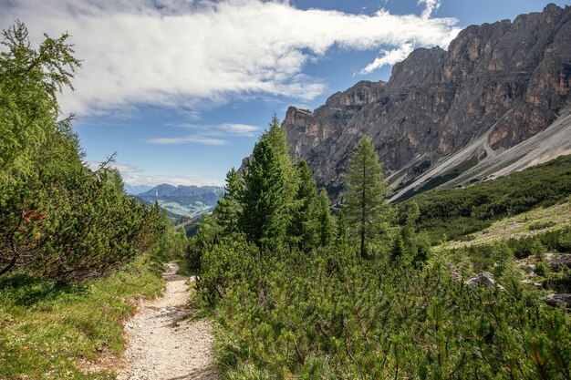 Sentiero panoramico attraverso una gola nel Parco Naturale Puez Odle. Dolomiti italiane