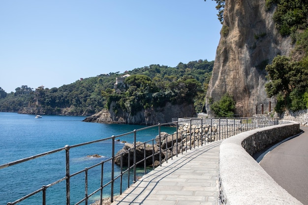 sentiero pedonale costiero attraverso Portofino e Santa Margherita Ligure, Italia