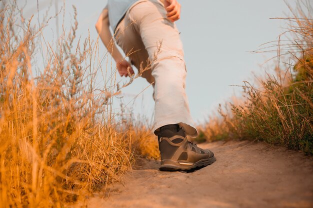 Sentiero. Primo piano di un uomo che cammina su un sentiero