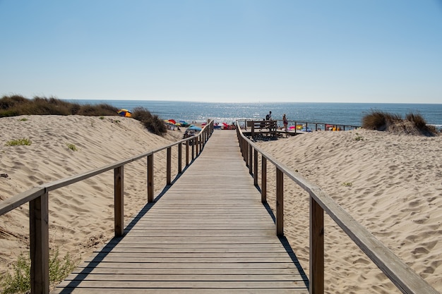 Sentiero sulla spiaggia in legno