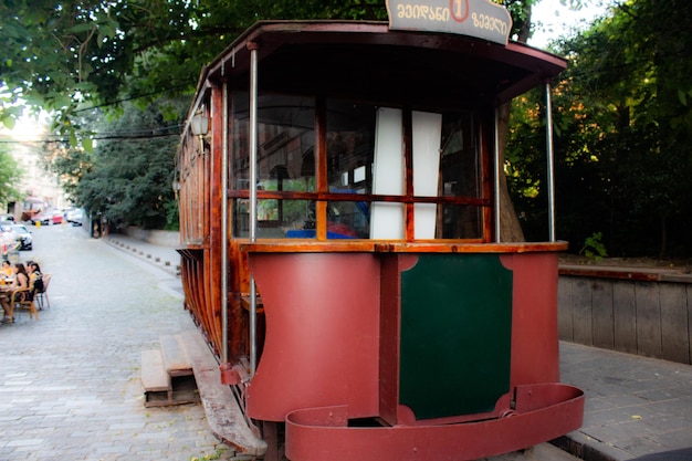 Sentiero vuoto per strada in città