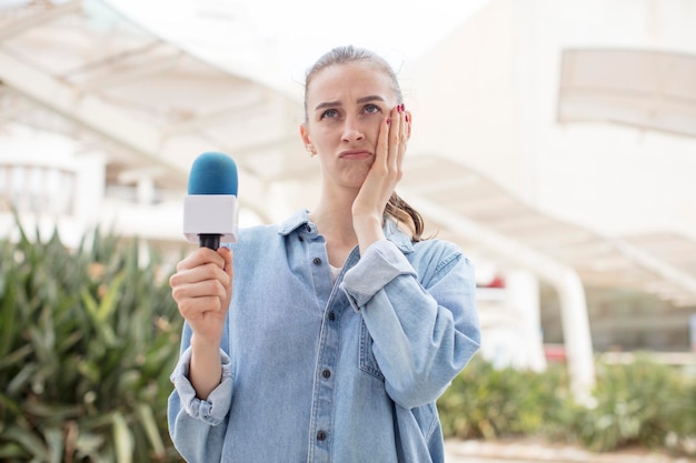 sentirsi annoiato, frustrato e assonnato dopo un noioso presentatore con un concetto di microfono