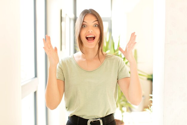 sentirsi felice, eccitato, sorpreso o scioccato, sorridente e stupito per qualcosa di incredibile