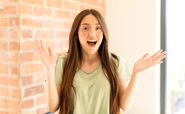 sentirsi felice, eccitato, sorpreso o scioccato, sorridente e stupito per qualcosa di incredibile