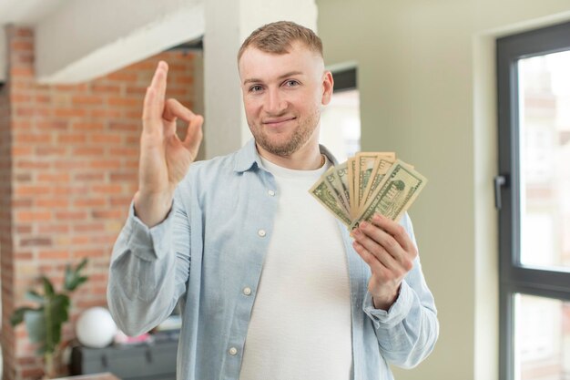 sentirsi felice, mostrare approvazione con un gesto ok. concetto di banconote in dollari