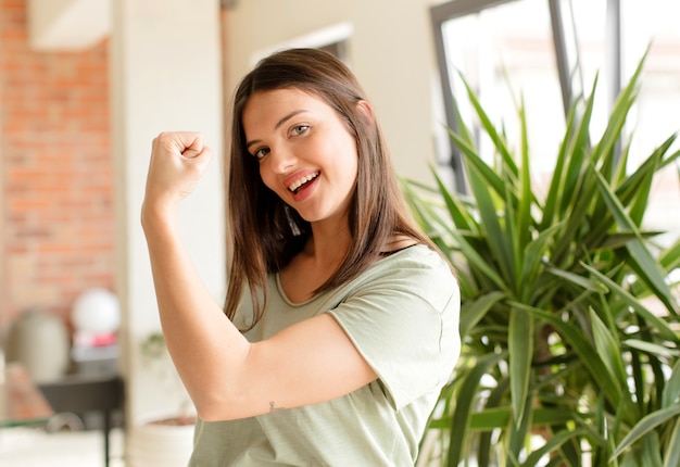 sentirsi felice soddisfatto e potente flessione in forma e bicipiti muscolari che sembrano forti dopo la palestra