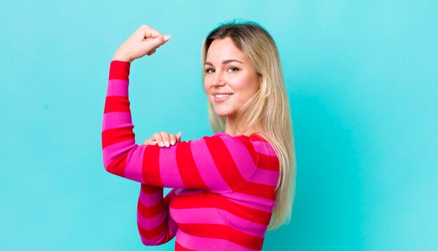 sentirsi felice soddisfatto e potente flessione in forma e bicipiti muscolari che sembrano forti dopo la palestra