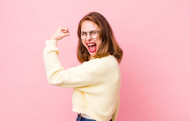 sentirsi felice soddisfatto e potente flessione in forma e bicipiti muscolari che sembrano forti dopo la palestra