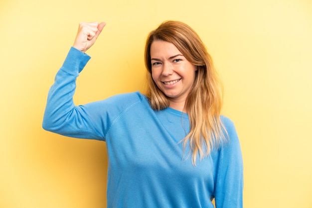 sentirsi felice soddisfatto e potente flessione in forma e bicipiti muscolari che sembrano forti dopo la palestra