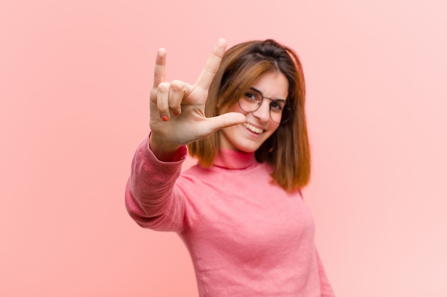 sentirsi felici, divertenti, fiduciosi, positivi e ribelli, facendo segno rock o heavy metal con la mano