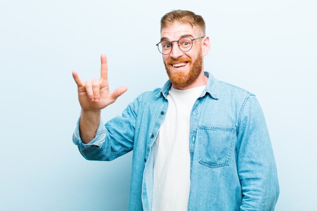 sentirsi felici, divertenti, fiduciosi, positivi e ribelli, facendo segno rock o heavy metal con la mano