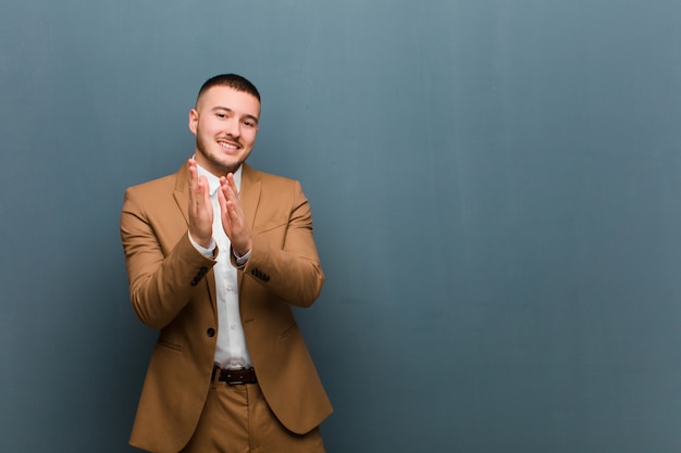 sentirsi felici e di successo, sorridendo e battendo le mani, congratulandosi con un applauso