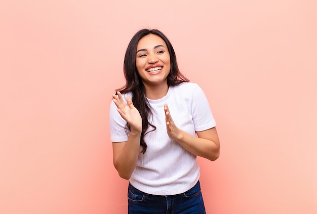 sentirsi felici e di successo, sorridendo e battendo le mani, congratulandosi con un applauso