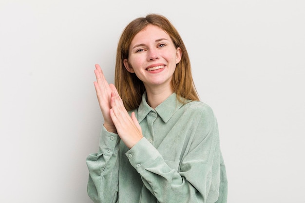 Sentirsi felici e di successo sorridendo e battendo le mani dicendo congratulazioni con un applauso